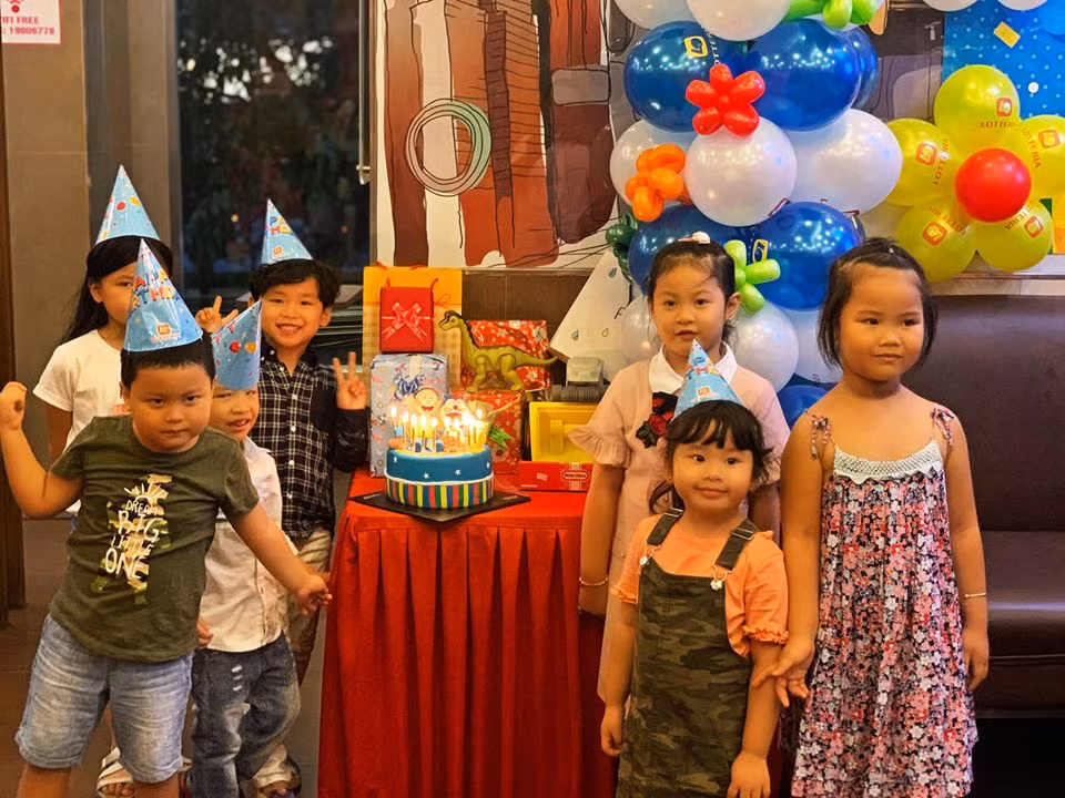 Cùng với loạt ảnh sinh nhật con trai, Diễm Hương cũng chia sẻ xúc động về tình mẫu tử dành cho con.