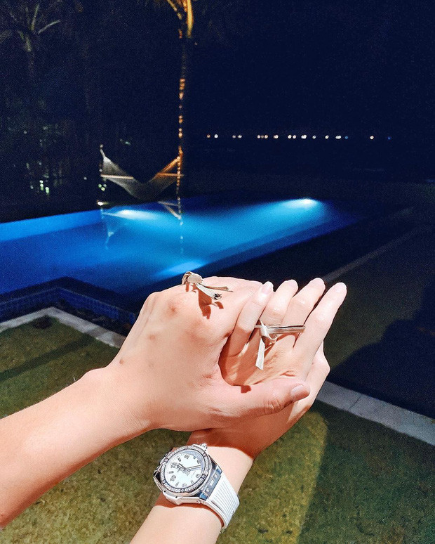 Trên trang Instagram, nữ diễn viên viết: "Khi bạn cầu hôn một cô gái không thích kim cương. And i say yes!".