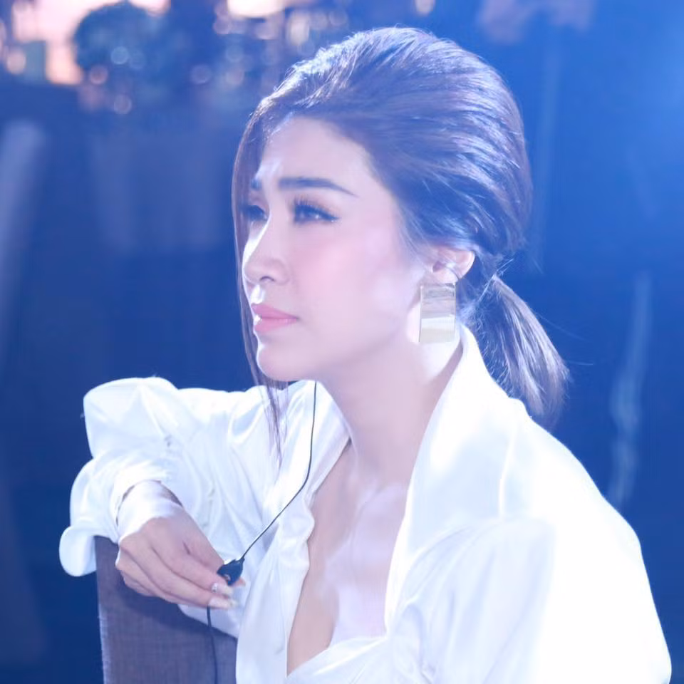 Ca sĩ Pha Lê lại tiết lộ chuyện bị một bầu show có tiếng trong làng giải trí gạ tình, rủ "đi vui vẻ" với mức giá 20.000 USD.