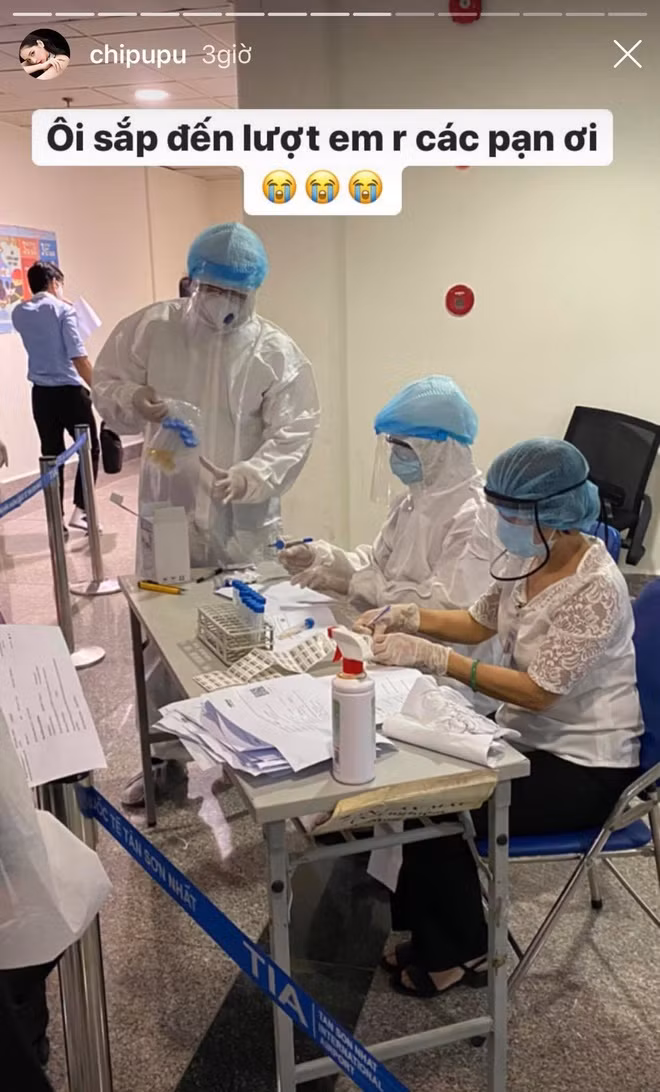 Chi Pu xep hang o san bay de lay mau xet nghiem COVID-19