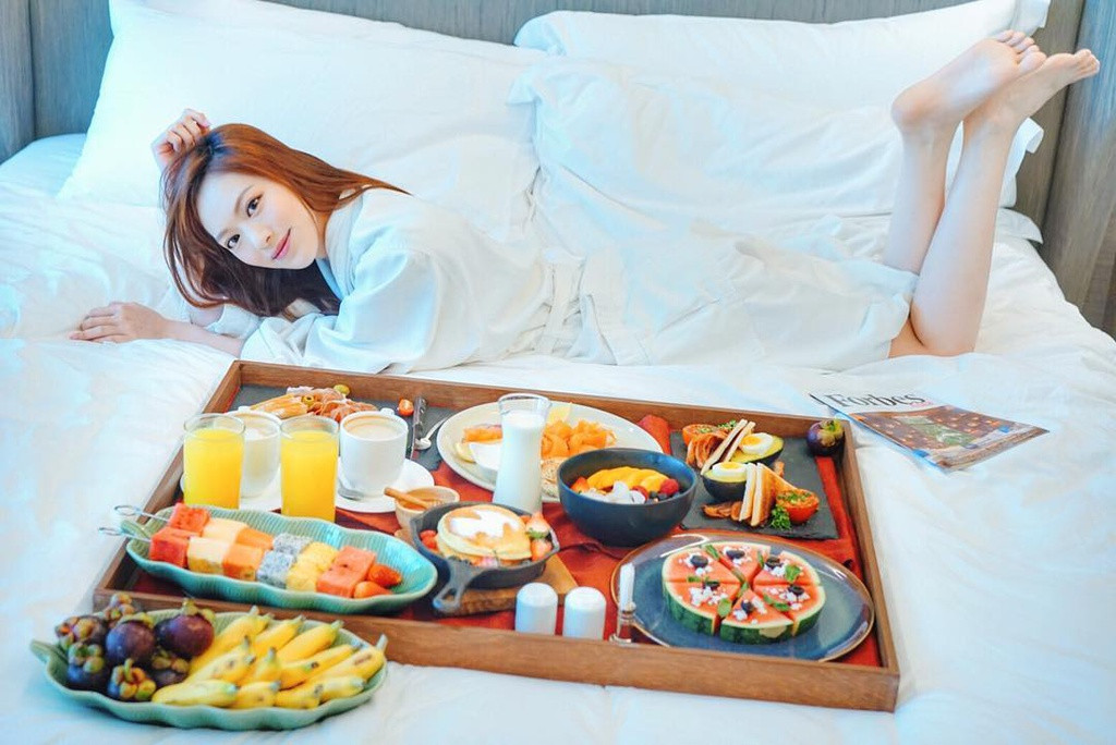 Phùng Doanh Doanh cho biết du lịch là sở thích không thể bỏ dù với bất kỳ giá nào. "Với tôi, du lịch chính là chuyến hành trình khám phá bản thân. Vì thế, tôi cần phải đi không ngừng nghỉ. Tôi muốn được chia sẻ cảnh đẹp cùng mọi điều mới lạ ở những nơi từng đặt chân đến với người hâm mộ", cô nói. Theo HK01, trong thời gian vướng nghi vấn tình cảm với Trịnh Diễn Phong và Hà Du Hanh, Doanh Doanh đã thuê một căn hộ có giá đắt đỏ 19.000 USD/ tháng để sinh sống.