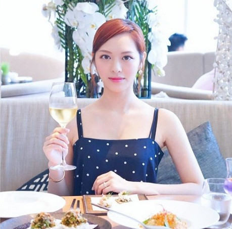 Phùng Doanh Doanh, sinh năm 1994, là diễn viên, MC tại Hong Kong. Năm 2016, cô đăng quang cuộc thi Hoa hậu Hong Kong và trở thành nghệ sĩ độc quyền dưới trướng TVB. Doanh Doanh hiện là cái tên được nhà đài lớn nhất Hương Cảng ra sức o bế trên màn ảnh nhỏ. Trước khi vướng tin hẹn hò Hà Hồng Hanh, cô từng có khoảng thời gian yêu đương kéo dài 4 năm với bác sĩ giàu có Martin. Sau khi trở lại trạng thái độc thân, Phùng Doanh Doanh lột xác hình ảnh với phong cách gợi cảm và được không ít người tán tỉnh.