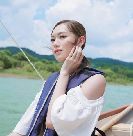 Hôm 25/5, Phùng Doanh Doanh có mặt trên chiếc du thuyền của Hà Du Hanh. Theo báo chí Hong Kong, thiếu gia họ Hà đã chi 12 triệu USD để thuê du thuyền mở tiệc vì muốn gặp gỡ Doanh Doanh. Hà Du Hanh còn thể hiện sự chu đáo bằng cách cử người đến tận nhà đưa đón nàng hậu. Đã lên tiếng phủ nhận nhưng cô vẫn được công chúng gọi với danh xưng "bạn gái tin đồn của con trai trùm sòng bạc". Bỏ qua những ồn ào đời tư, nữ diễn viên có cuộc sống xa hoa, sang chảnh mà nhiều người mơ ước.