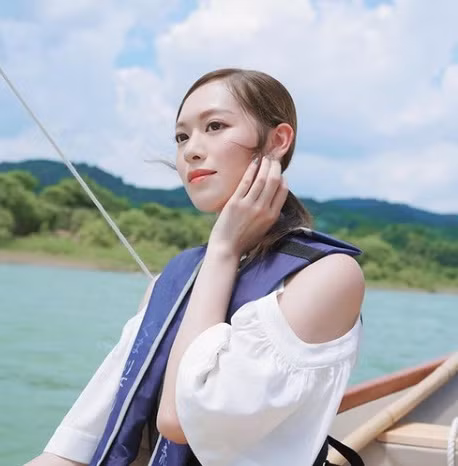 Hôm 25/5, Phùng Doanh Doanh có mặt trên chiếc du thuyền của Hà Du Hanh. Theo báo chí Hong Kong, thiếu gia họ Hà đã chi 12 triệu USD để thuê du thuyền mở tiệc vì muốn gặp gỡ Doanh Doanh. Hà Du Hanh còn thể hiện sự chu đáo bằng cách cử người đến tận nhà đưa đón nàng hậu. Đã lên tiếng phủ nhận nhưng cô vẫn được công chúng gọi với danh xưng "bạn gái tin đồn của con trai trùm sòng bạc". Bỏ qua những ồn ào đời tư, nữ diễn viên có cuộc sống xa hoa, sang chảnh mà nhiều người mơ ước.