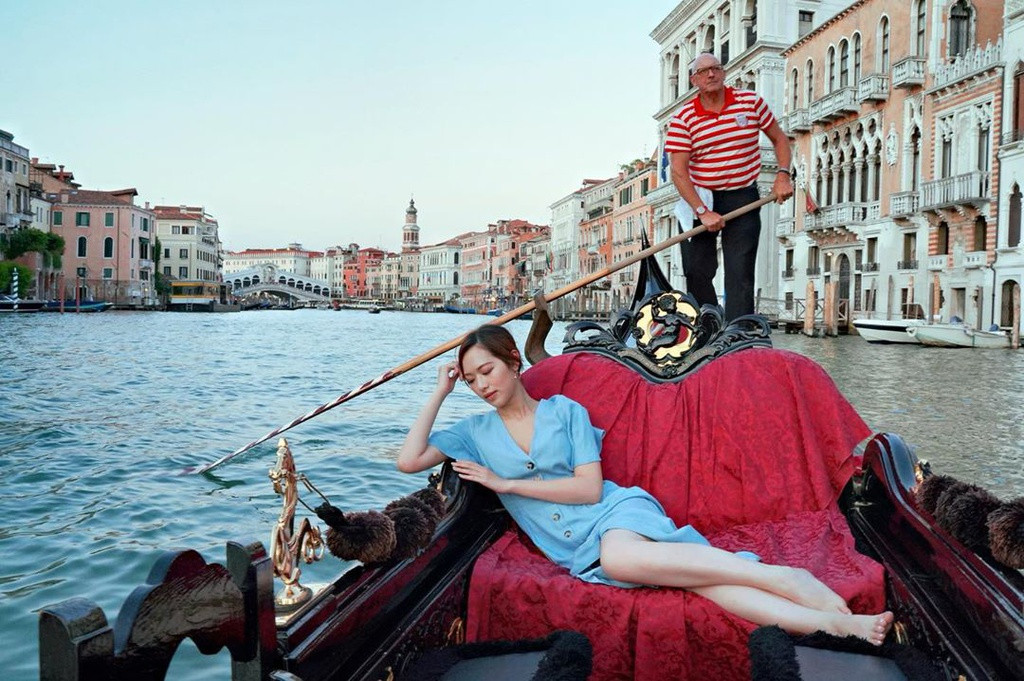 Với cát-xê khủng cùng sự hậu thuẫn của các bạn trai gia thế, Phùng Doanh Doanh thường xuyên khoe ảnh du lịch khắp nơi. Trong ảnh, nàng hậu thư thái thả mình trên dòng kênh ở thành phố Venice.