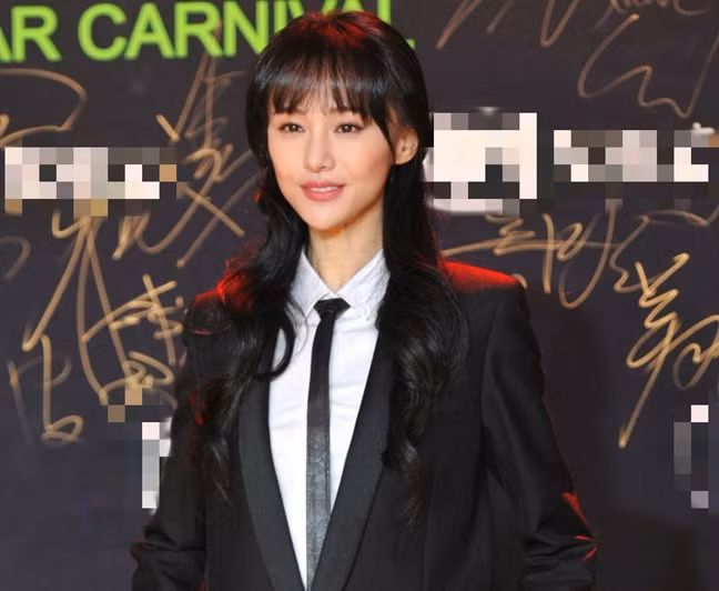 Không ít lần cô xuất hiện với chiếc cằm nhọn hoắt, mũi và cằm lệch lạc. Trịnh Sảng vì thế mà bị dân mạng gán cho danh hiệu "người đẹp thẩm mỹ hỏng", "thảm họa dao kéo".