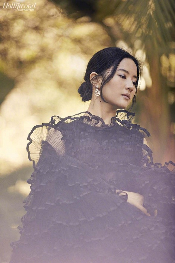 Ngày hôm nay, loạt bức hình chụp cho tạp chí Mỹ Yhe Hollywood Reporter của Lưu Diệc Phi đã được chia sẻ. Vậy nhưng nhan sắc của Lưu Diệc Phi hiện đang gặp phải ý kiến trái chiều lớn từ cư dân mạng dù nàng "Mộc Lan" có cơ hội chụp ảnh trang bìa cùng nữ đạo diễn Niki Caro.