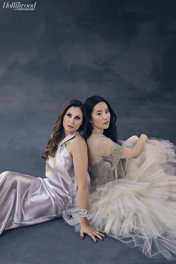 Báo Mỹ "The Hollywood Reporter" với ảnh chụp trang bìa của Lưu Diệc Phi cùng đạo diễn Niki Caro.