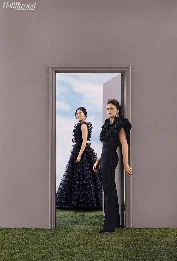 So với khi Lưu Diệc Phi chụp tại Trung Quốc, bộ ảnh chụp tại trời Tây mang đến diện mạo hoàn toàn khác. Thay vì nét xinh đẹp, khả ái như trước, cô nàng "dừ" đi nhiều phần do phong cách trang điểm.