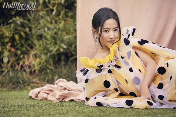 Nhan sắc như nữ thần của Lưu Diệc Phi từng nhiều lần khiến người khác tranh cãi bên cạnh diễn xuất "một màu" không có đột phá. Mặc dù không hiểu rõ lí do nhưng người hâm mộ nhận thấy vóc dáng kém thon gọn hơn của Lưu Diệc Phi trong lần cô xuất hiện. Cô xuất hiện với nhiều khuyết điểm cơ thể cũng như gương mặt, không những tăng cân trông thấy, người đẹp còn liên tục lộ cằm nọng, da đã có dấu hiệu lão hóa. Có người nhật xét cô đã đến tuổi "mất chất thần tiên" từng làm nên thương hiệu.