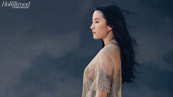 Theo như quan sát, nữ diễn viên lại tạo hình phong cách đậm chất Tây phương với làn da nâu, thay vì trang điểm theo lối nhẹ nhàng, thanh thoát và mang khí chất thần tiên như trước.