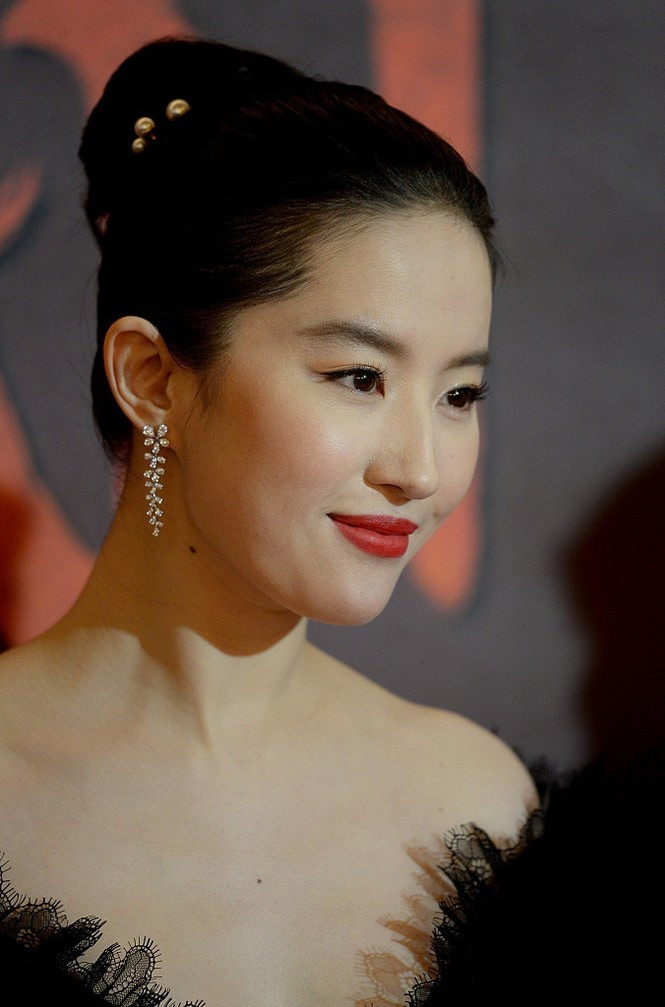 Dù thế làn da cùng tông makeup nền nã của Lưu Diệc Phi đã “vớt vát” được phần nào trong lần xuất hiện này.