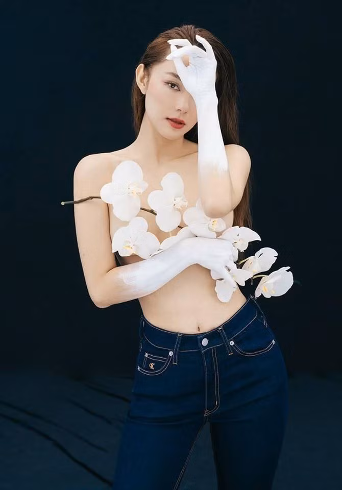 Bộ ảnh của nữ ca sĩ Minh Hằng nhận được nhiều lời khen của dân mạng. "Tôi muốn giữ nét thanh xuân khi sắp bước sang tuổi trung niên", cô nói.