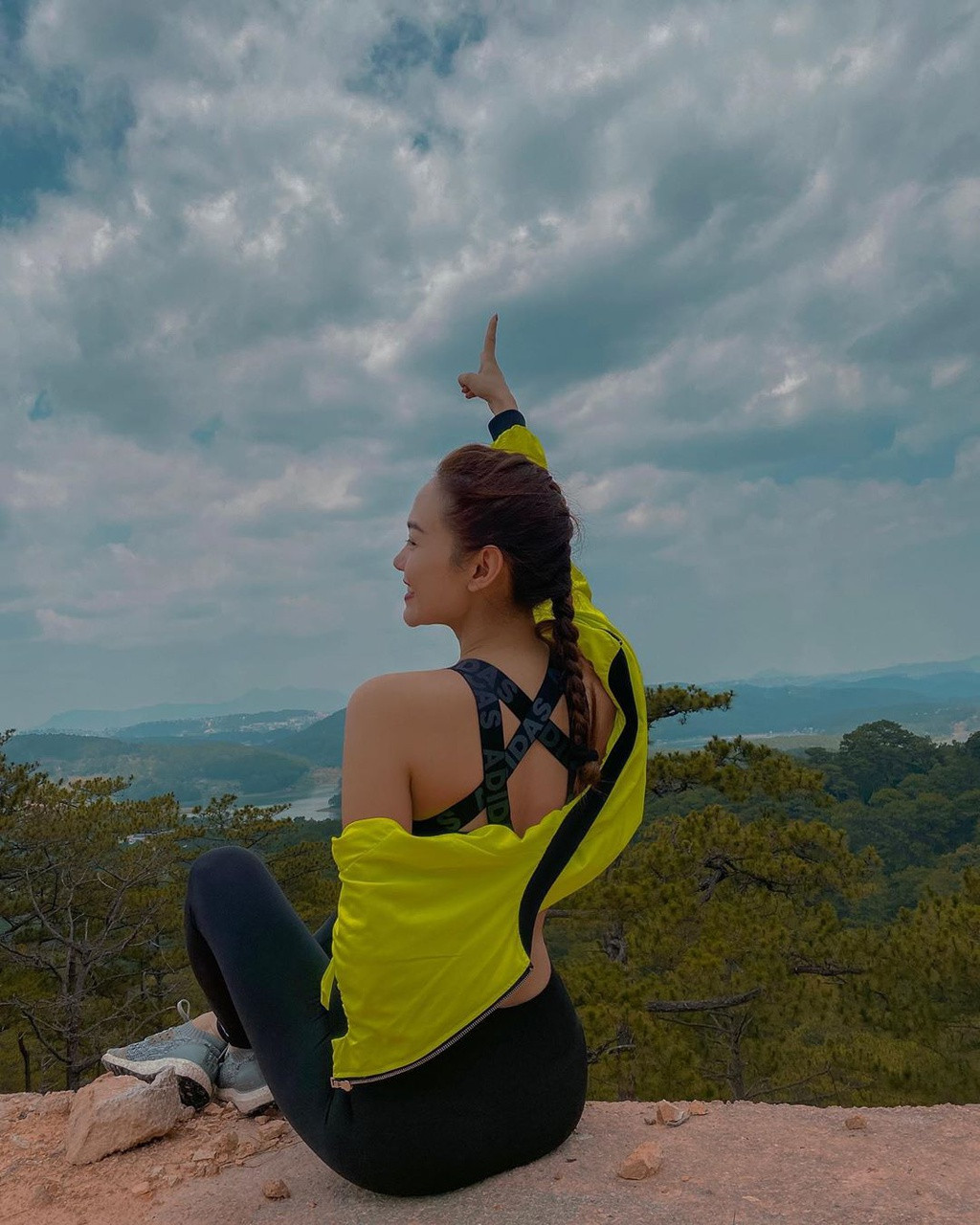 Hồi tháng 7/2019, người hâm mộ nghi ngờ Minh Hằng được cầu hôn sau khi cô "khoe" ảnh đeo nhẫn kim cương ở ngón tay áp út. Tuy nhiên, cô từ chưa từng lên tiếng thêm về bức ảnh này.