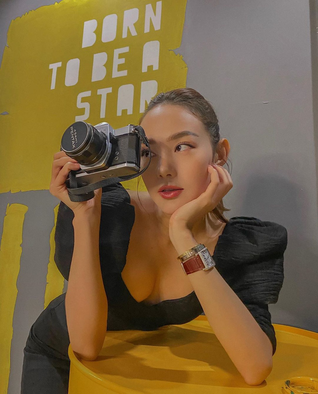 Trong cuộc sống thường ngày, ca sĩ Minh Hằng chuộng phong cách thời trang trẻ trung, năng động nhưng không kém phần gợi cảm. Cô chuộng màu sắc trung tính như trắng, đen, nâu, be, xanh rêu...