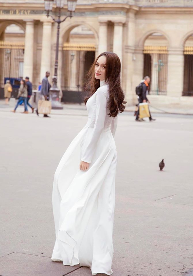 Hình ảnh nền nã của Hương Giang trong trang phục truyền thống khiến fan nam xao xuyến.