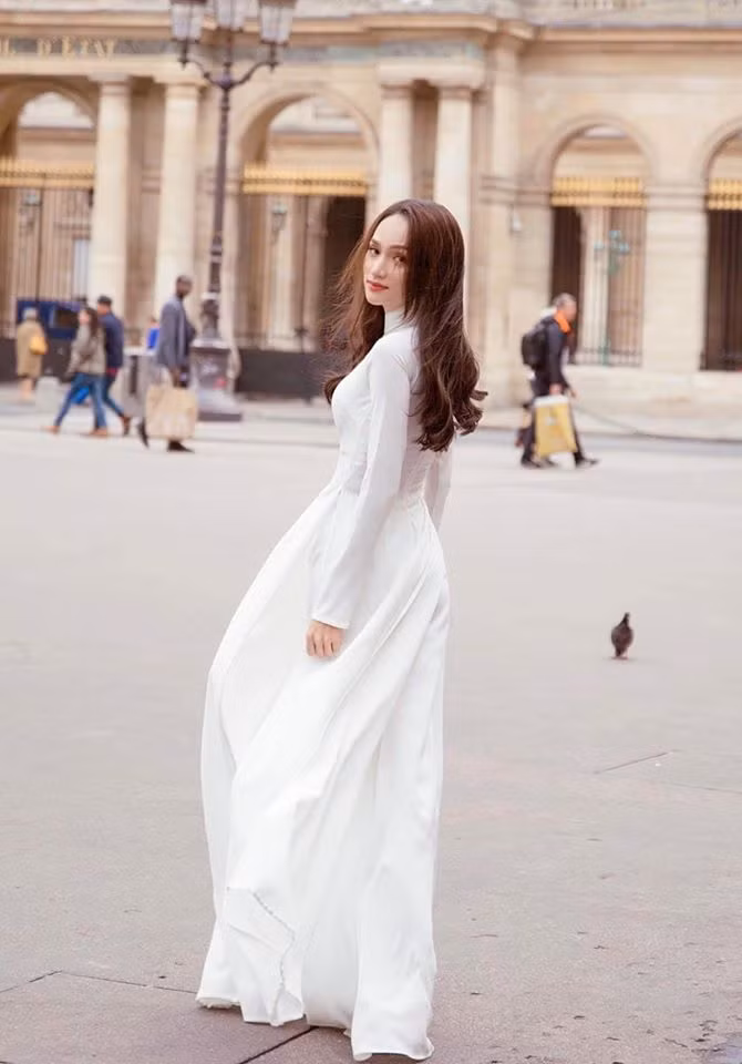 Hình ảnh nền nã của Hương Giang trong trang phục truyền thống khiến fan nam xao xuyến.