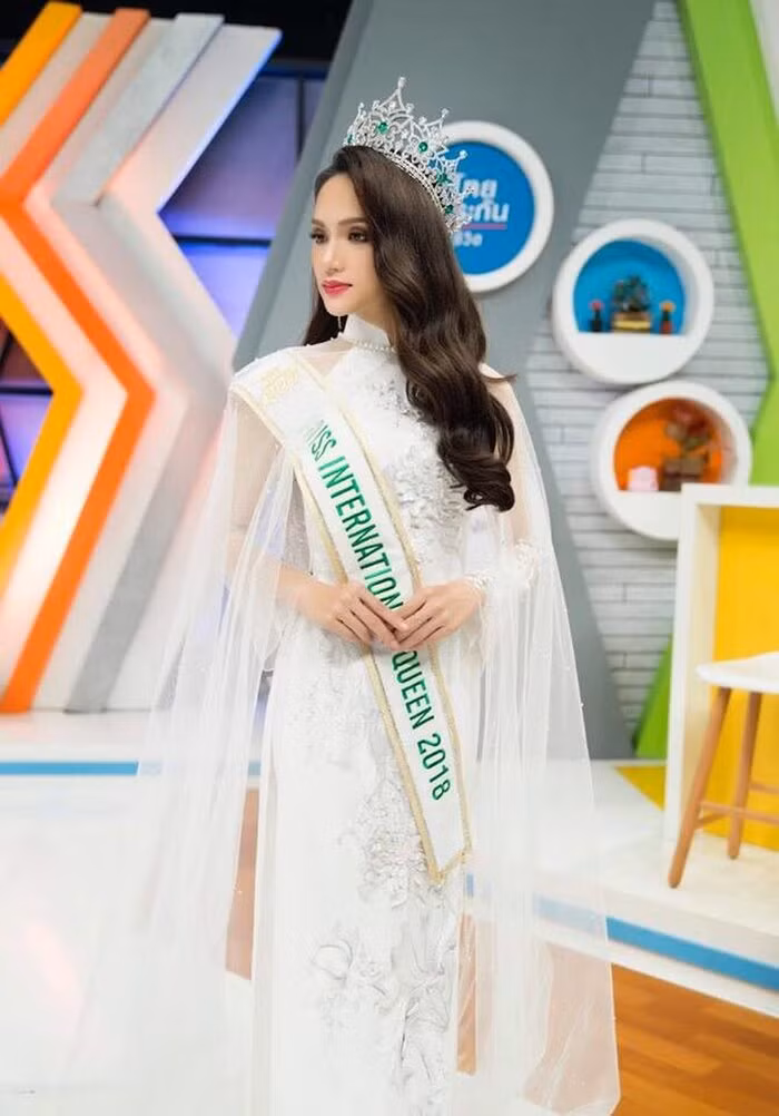 Sở hữu gương mặt thanh tú, vóc dáng mảnh mai, Hương Giang rất hợp khi khoác lên mình bộ áo dài.