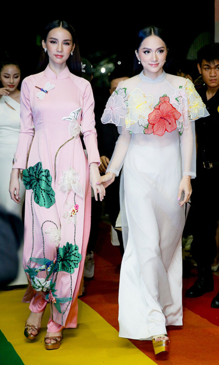 Hương Giang đọ sắc cùng thiên thần chuyển giới Yoshi Rinrada khi cả hai diện áo dài trong một sự kiện. Vẻ đẹp thần thái của Hương Giang Idol khiến fan khen tấm tắc. (Ảnh: FBNV, Saostar)