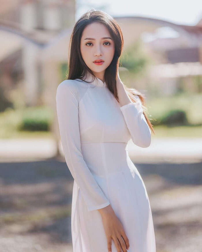 Mỹ nhân chuyển giới hóa thân nữ sinh với vẻ đẹp trong trẻo khi quay MV.