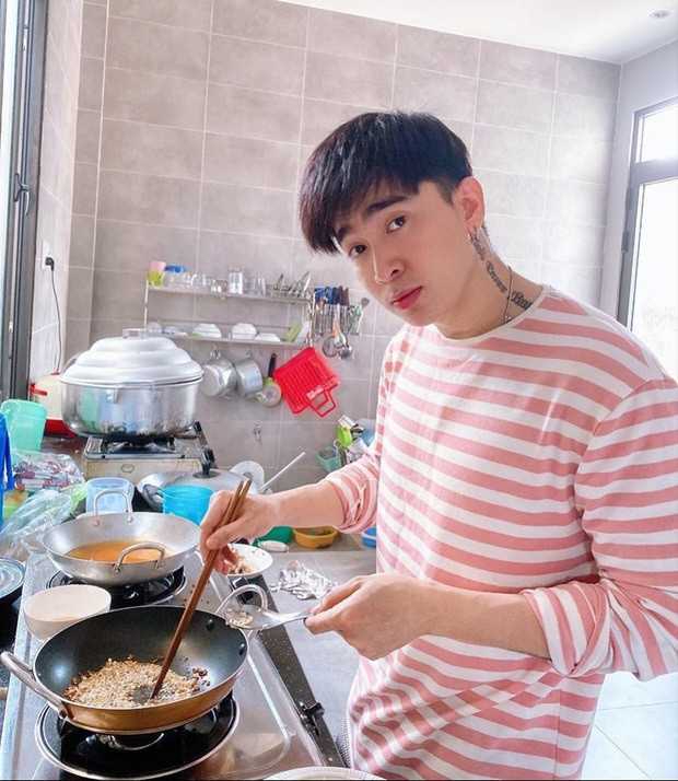 Nhìn cách Chi Dân phi tỏi, nhiều khán giả quả quyết chỉ 5 giây nữa, anh sẽ cho ra lò món “tỏi đêm”.