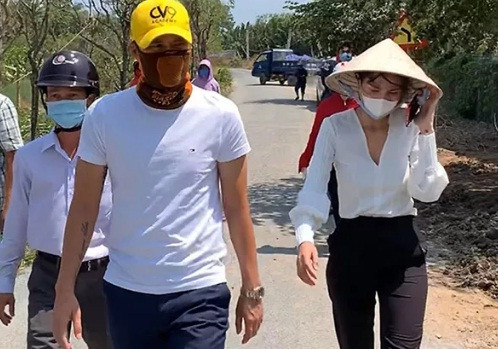 Ngoài hoạt động ca nhạc, kinh doanh, cặp đôi còn tích cực với nhiều hoạt động từ thiện.