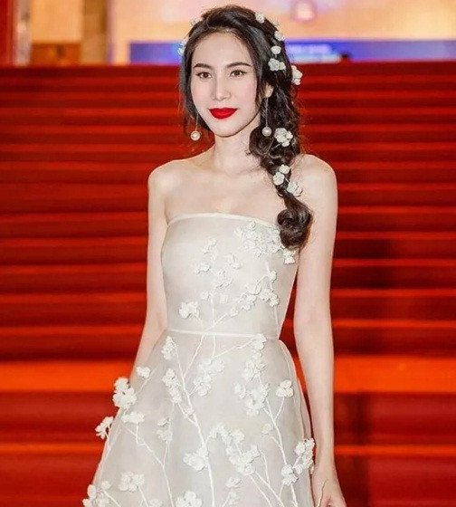 5 năm sau khi lên Sài Gòn lập nghiệp, Thủy Tiên mới gây ấn tượng với khán giả qua năm 2008 2 bài hát nhạc phim "Tuyết nhiệt đới" là: "Giấc mơ tuyết trắng", "Tuyết nhiệt đới" do cô trình bày. 2 ca khúc này nằm trong top của nhiều bảng xếp hạng âm nhạc. Cùng năm đó, Thủy Tiên đoạt giải ca sĩ trẻ triển vọng của giải thưởng Làn sóng xanh bình chọn, và ca khúc Giấc mơ tuyết trắng được là một trong 5 ca khúc được yêu thích nhất của giải Mai Vàng.