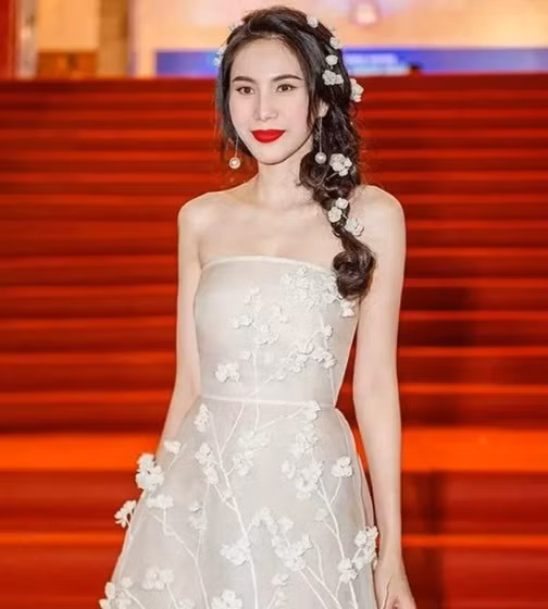 5 năm sau khi lên Sài Gòn lập nghiệp, Thủy Tiên mới gây ấn tượng với khán giả qua năm 2008 2 bài hát nhạc phim "Tuyết nhiệt đới" là: "Giấc mơ tuyết trắng", "Tuyết nhiệt đới" do cô trình bày. 2 ca khúc này nằm trong top của nhiều bảng xếp hạng âm nhạc. Cùng năm đó, Thủy Tiên đoạt giải ca sĩ trẻ triển vọng của giải thưởng Làn sóng xanh bình chọn, và ca khúc Giấc mơ tuyết trắng được là một trong 5 ca khúc được yêu thích nhất của giải Mai Vàng.