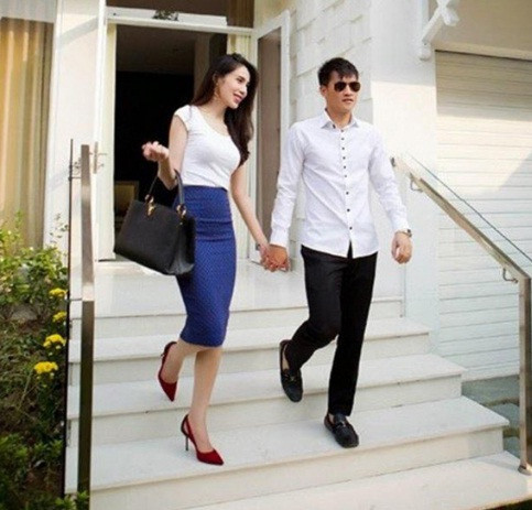 Sau 12 năm sống bên nhau, Thủy Tiên và chồng - cựu danh thủ Công Vinh có một cuộc sống giàu sang viên mãn. Nhà biệt thự, xe sang và trên người ngập tràn đồ hiệu sang chảnh.