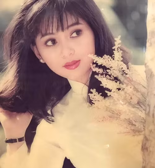 Cuoc song van nguoi mo cua 2 my nhan cung ten Thuy Tien