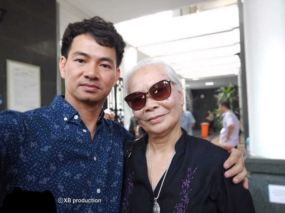 Nghệ sĩ Xuân Bắc chia sẻ bức ảnh chụp với nữ nghệ sĩ Ngọc Thoa. "Gặp bà trong đám tang cùng NSƯT Hoàng Yến. Bà đóng mẹ mình trong mấy phim liền (gần đây nhất là Hai phía chân trời): Mẹ đeo kính để mọi người không thấy mẹ khóc ý mà. Các cụ thế hệ xưa thích thật", anh viết.
