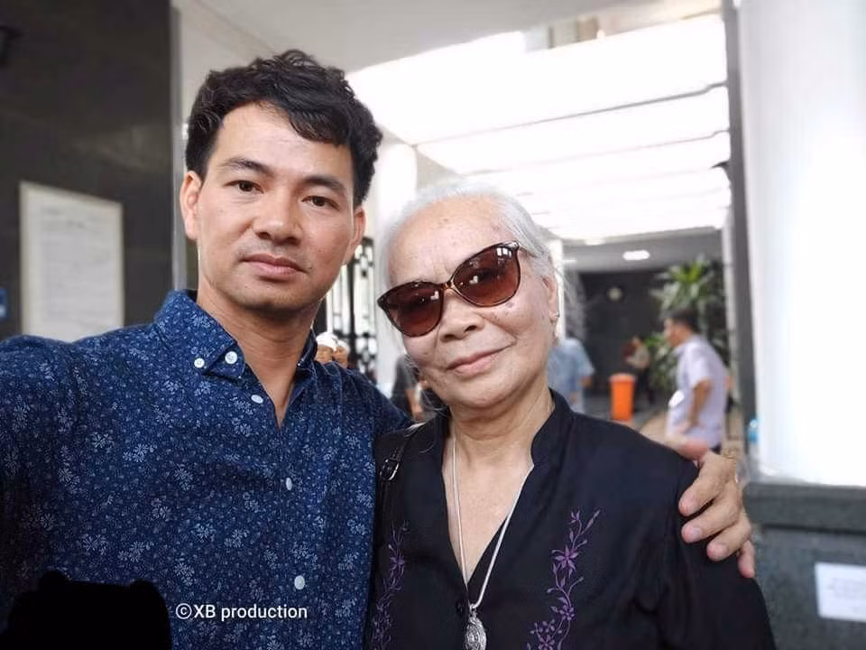 Nghệ sĩ Xuân Bắc chia sẻ bức ảnh chụp với nữ nghệ sĩ Ngọc Thoa. "Gặp bà trong đám tang cùng NSƯT Hoàng Yến. Bà đóng mẹ mình trong mấy phim liền (gần đây nhất là Hai phía chân trời): Mẹ đeo kính để mọi người không thấy mẹ khóc ý mà. Các cụ thế hệ xưa thích thật", anh viết.