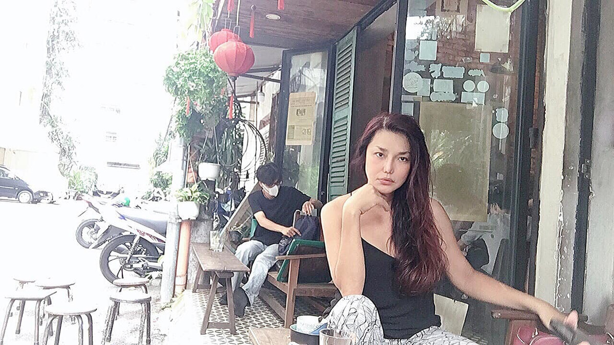 "Bay lên Đà Lạt chỉ để uống ly cà phê, giờ ra sân bay về lại Sài Gòn đây. Mình thích thì mình nhích thôi nè", Cindy Thái Tài hài hước.