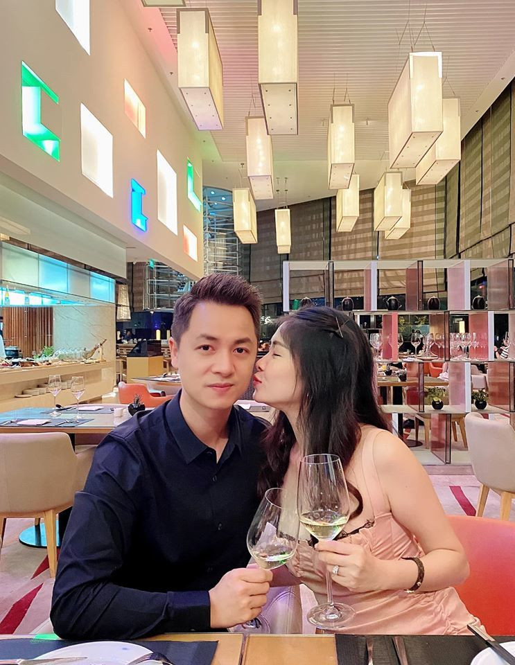 Đăng Khôi khiến người hâm mộ phải ghen tỵ khi tổ chức sinh nhật ngọt ngào dành cho bà xã cùng đại gia đình. "Chúc vợ luôn dịu dàng, xinh đẹp mãi mãi tuổi 18 thế này, lúc nào cũng hạnh phúc trong vòng tay của cả gia đình", anh bày tỏ.