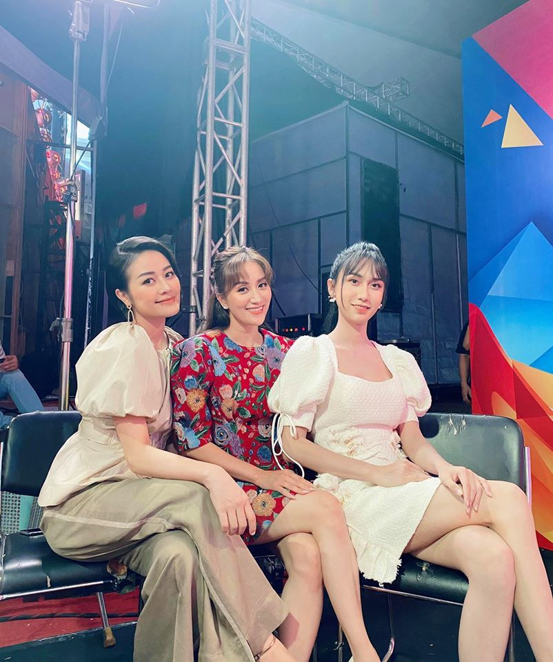 Trên trang cá nhân, Khánh Thi chia sẻ hình ảnh hậu trường ghi hình gameshow cùng MC Phí Linh và Lynk Lee kèm chia sẻ: "Ngồi với hai cô em tên Linh". Bức ảnh nhanh chóng thu hút sự chú ý khi nhan sắc của Lynk Lee sau khi chuyển giới tiếp tục khiến dân tình phải bất ngờ. Cả ba chị em được nhận xét đều vô cùng xinh đẹp, duyên dáng khi chung khung hình. Là những bà mẹ nhưng Khánh Thi và Phí Linh vẫn giữ được phong độ đáng ngưỡng mộ.