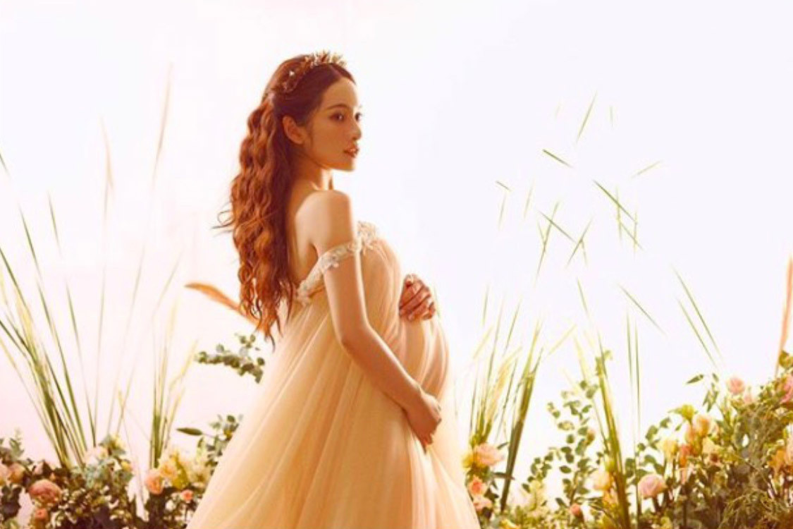 Dương Khắc Linh hạnh phúc chia sẻ hình ảnh bà xã khi đang mang bầu kèm chia sẻ: "Sao mình lại có một người vợ đẹp quá nhỉ!".