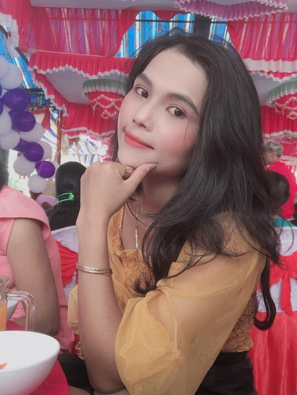 Cô từng học trung cấp sư phạm mầm non, kết hôn vào năm 2015 và đã có em bé được 4 tuổi.