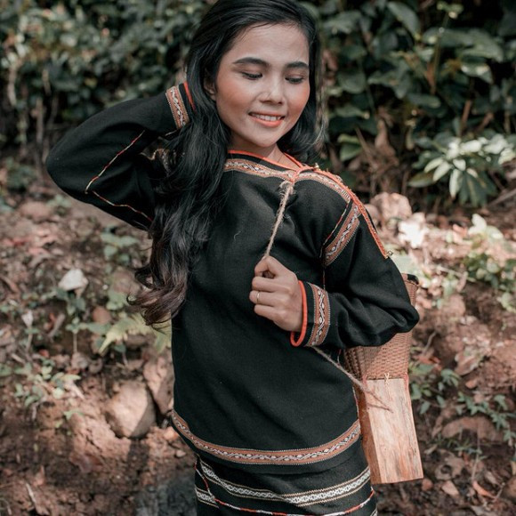 Khác với H'Hen Niê, H’Min Niê lựa chọn cuộc sống bình dị nơi quê nhà Đắk Lắk.