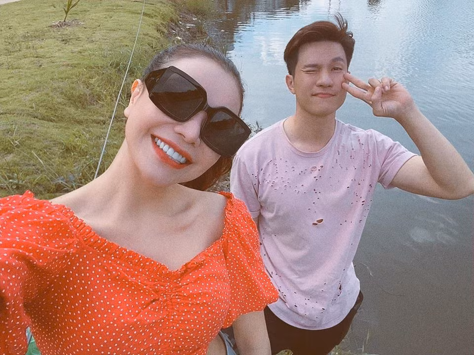 Minh Anh "Tuyết nhiệt đới" rủ Trà Ngọc Hằng ra ngoại ô phóng sinh cá vàng, ếch...