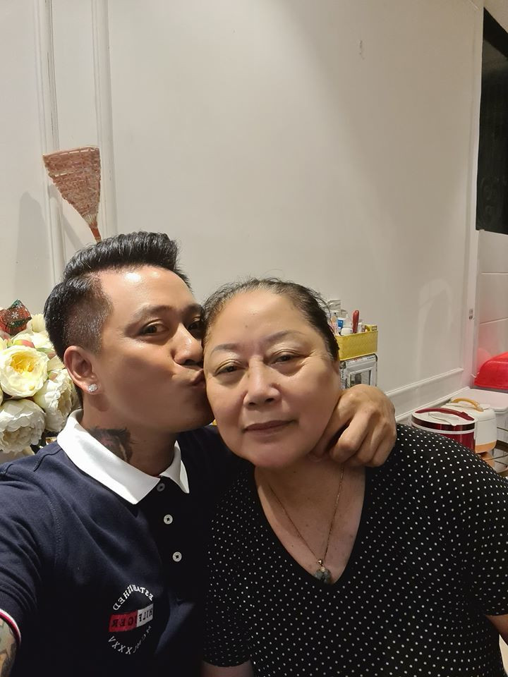 Mua được cá ngon, mẹ Tuấn Hưng bảo con trai mời anh em, bạn bè sang ăn cùng. Anh cũng chia sẻ lời mẹ dạy: "Sống phải tình nghĩa trước sau con nhé. Làm người phải nhớ ai là người giúp mình bên cạnh mình khi bắt đầu và khi khó khăn".