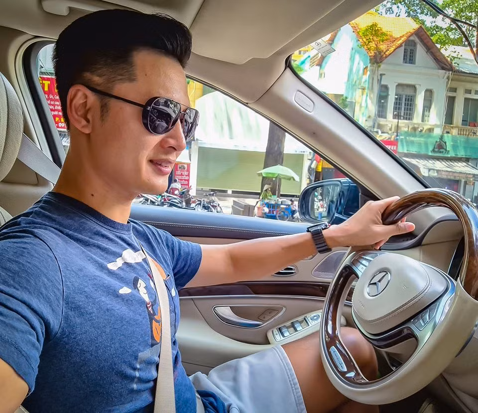 Trùng hợp, Đức Tuấn cũng đăng ảnh và "thả thính" giống Quốc Trường: "Chào em, anh rất nghèo nhưng leo lên anh đèo nghe".