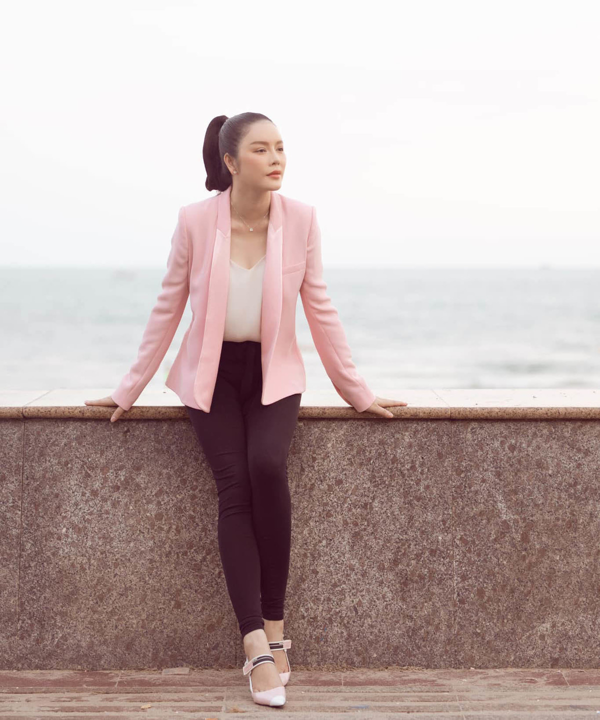 Không váy vóc cầu kỳ, Lý Nhã Kỳ vẫn trẻ trung, xinh đẹp trong loạt ảnh đăng tải kèm dòng chú thích: "Rất khó, rất đau nhưng nếu ta lùi bước ẩn trong kén mãi ta luôn sợ thế giới ngoài kia, dẫu chưa hẳn là thiên đường nhưng đó là cả sự sống".