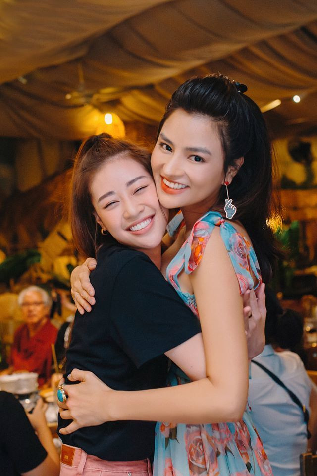 "Yêu nàng bông hậu hoàn vũ đáng yêu, xinh đẹp và ấm áp, tình cảm này lắm. Chắc phải gọi em là Vân Tít vì cái tội cười tít hết cả mắt mà vẫn xinh quá các bác ạ", Vũ Thu Phương viết.