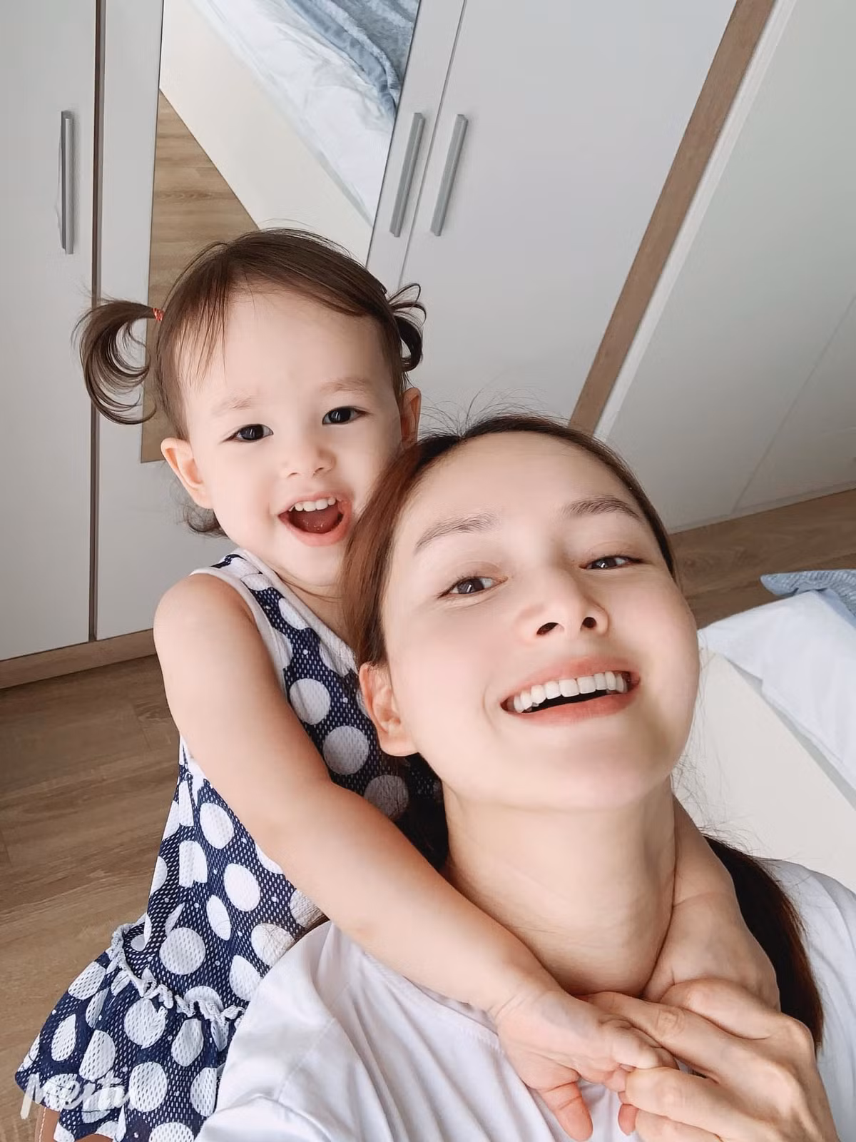 Đăng tải bức ảnh cùng cô con gái lai đáng yêu, mẹ con Lan Phương nhận được nhiều lời khen ngợi.