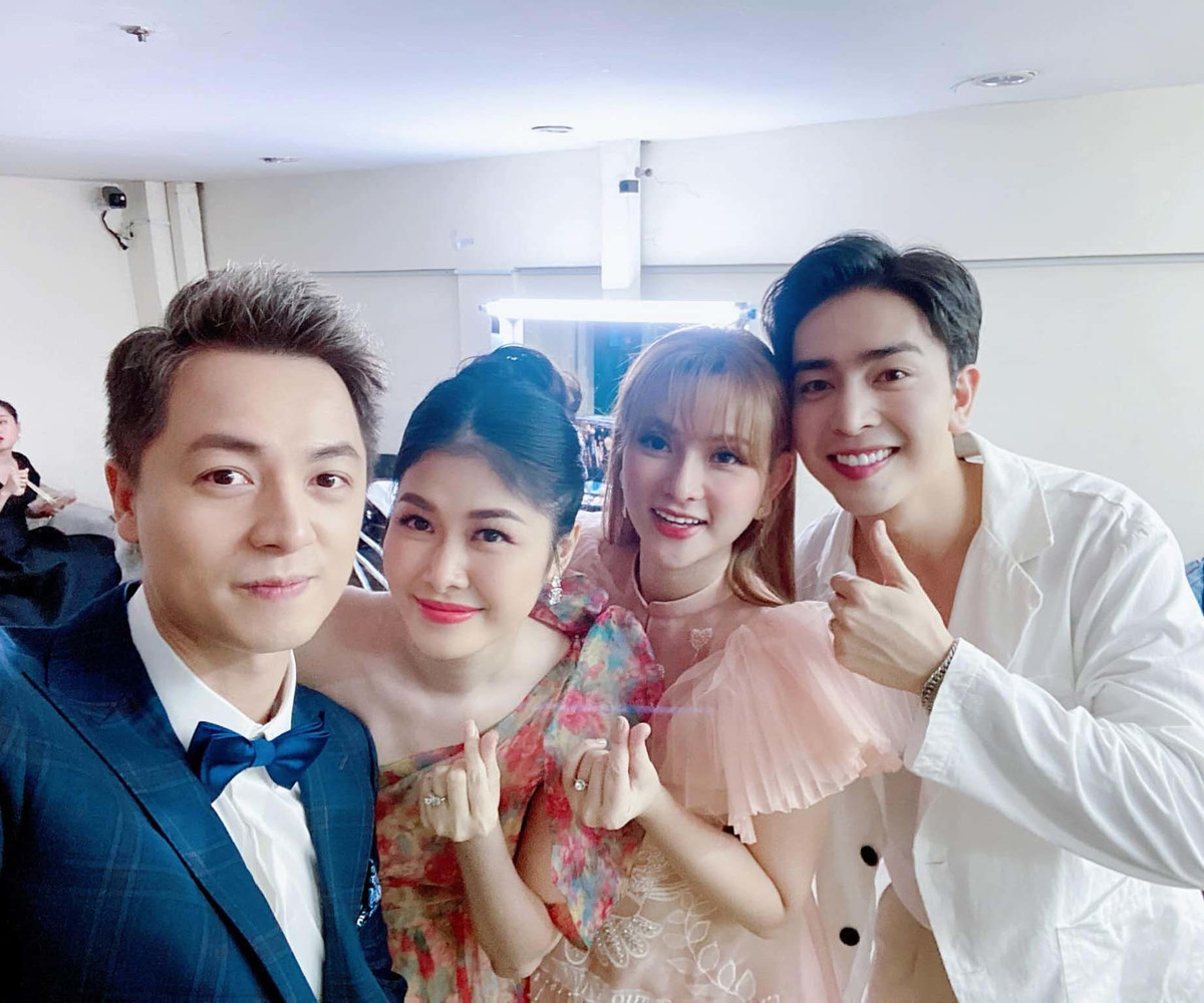 Ba cặp vợ chồng nổi tiếng Đăng Khôi, Thu Thuỷ và Khánh Thi cùng tham gia chung gameshow.