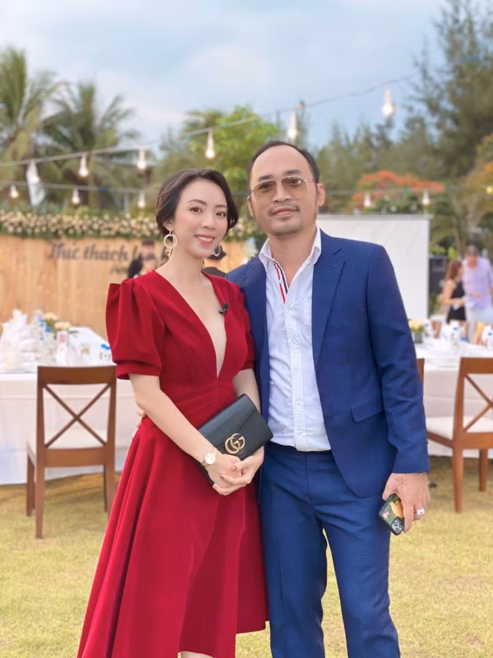 Tiến Luật chia sẻ hình ảnh đẹp đôi cùng bà xã Thu Trang.