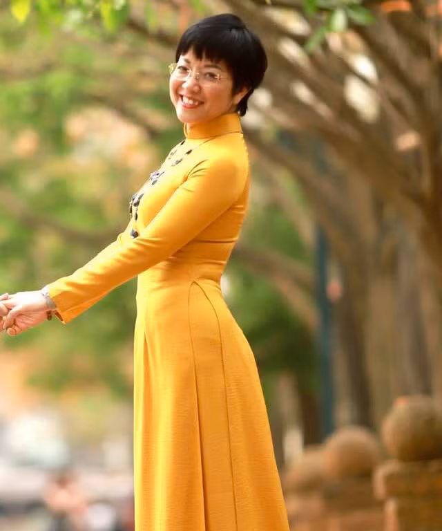 MC Thảo Vân đẹp dịu dàng và rạng rỡ trong tà áo dài màu vàng.