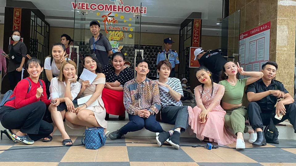 Diễn viên Huy Khánh đăng bức ảnh hậu trường khi đang quay phim mới.