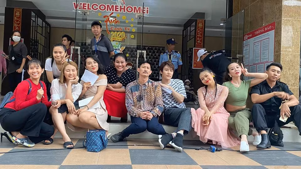 Diễn viên Huy Khánh đăng bức ảnh hậu trường khi đang quay phim mới.