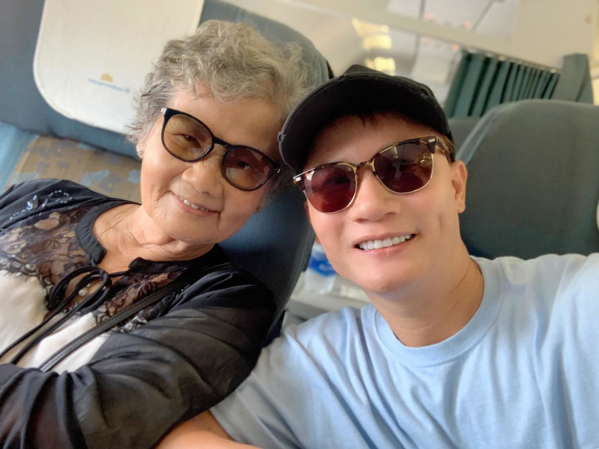 Hoàng Bách đăng tải bức ảnh bên mẹ cùng chia sẻ: "Đưa mẹ đi chơi thủ đô".